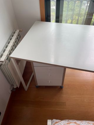 Escritorio blanco con cajonera amplia