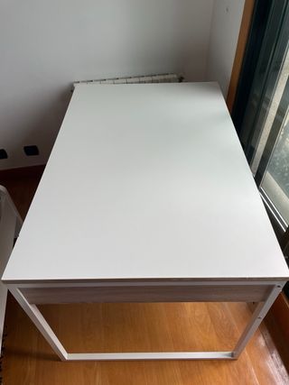 Escritorio blanco con cajonera amplia