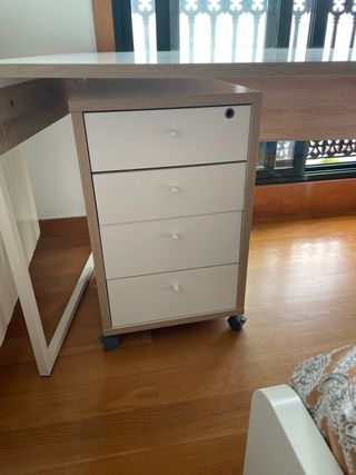 Escritorio blanco con cajonera amplia