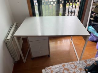 Escritorio blanco con cajonera amplia