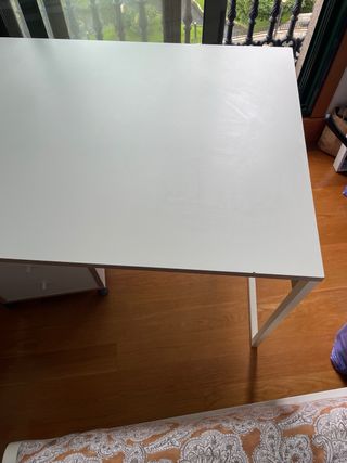 Escritorio blanco con cajonera amplia