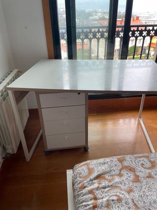 Escritorio blanco con cajonera amplia