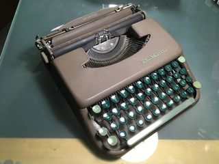 Colección: Seis máquinas de escribir + Archivador