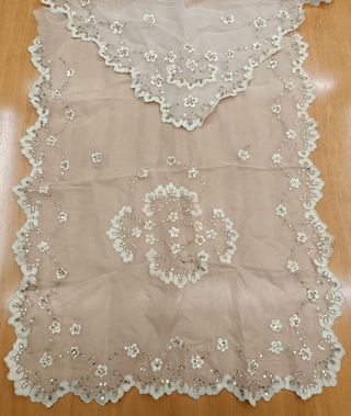 Manteleta infantil seda bordada crudo oro 85cm