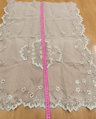 Manteleta infantil seda bordada crudo oro 85cm