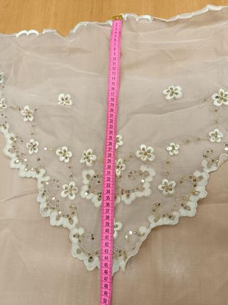 Manteleta infantil seda bordada crudo oro 85cm