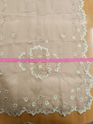 Manteleta infantil seda bordada crudo oro 85cm