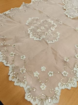 Manteleta infantil seda bordada crudo oro 85cm