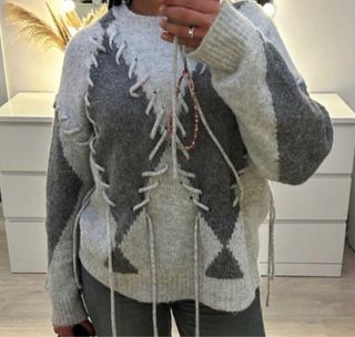 Jersey gris y blanco con cordones