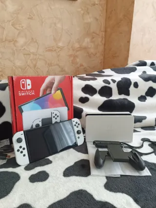 Pacchetto Nintendo Switch OLED Bianca e Nera