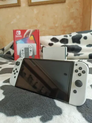 Pacchetto Nintendo Switch OLED Bianca e Nera