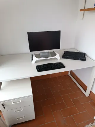 Escritorio oficina blanco con cajonera