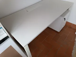 Escritorio oficina blanco con cajonera