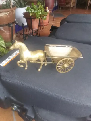 Carroza de bronce con caballo