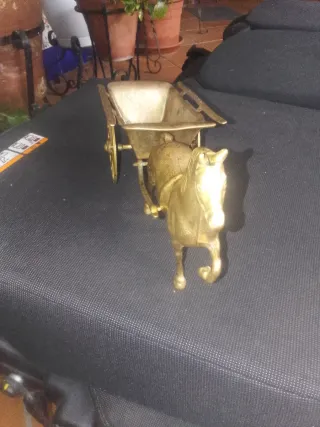 Carroza de bronce con caballo