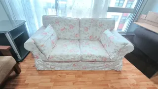 Divano Ikea 2 posti bianco con stampa di rose