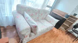 Divano Ikea 2 posti bianco con stampa di rose