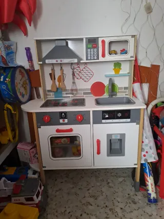 Cocinita de juguete con accesorios