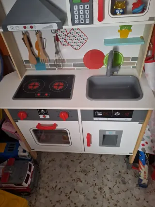 Cocinita de juguete con accesorios