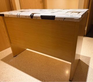 Escritorio de madera con estampado