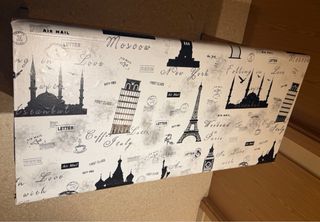 Escritorio de madera con estampado