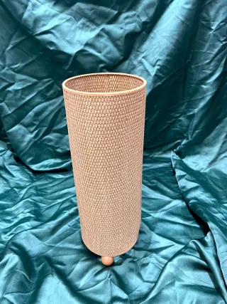Lámpara de mesa cilíndrica de mimbre