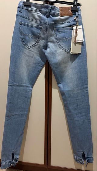 Pantalón vaquero Bershka azul claro