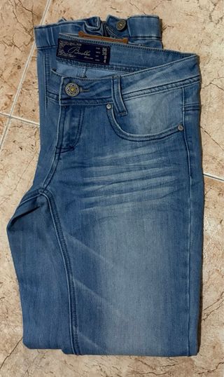 Pantalón vaquero Bershka azul claro