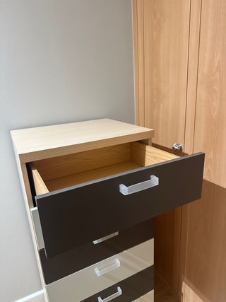 Cómoda de madera con cajones y ruedas