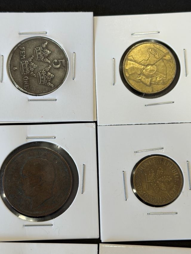 Unico lote de 36 monedas de diversos países.