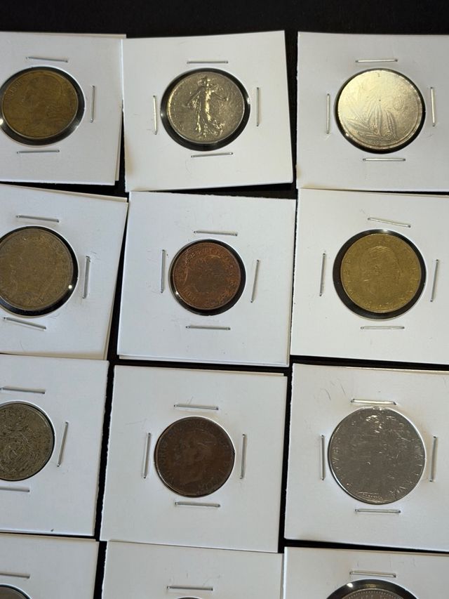 Unico lote de 36 monedas de diversos países.