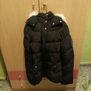 Chaqueta Bershka negra con capucha