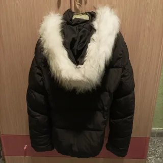 Chaqueta Bershka negra con capucha