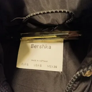 Chaqueta Bershka negra con capucha