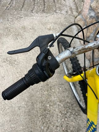 Bicicleta BTT HADOR amarilla y azul