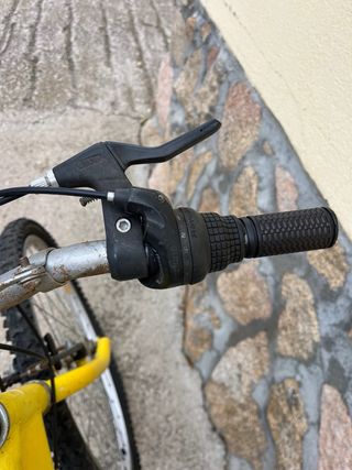 Bicicleta BTT HADOR amarilla y azul