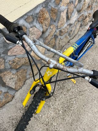 Bicicleta BTT HADOR amarilla y azul