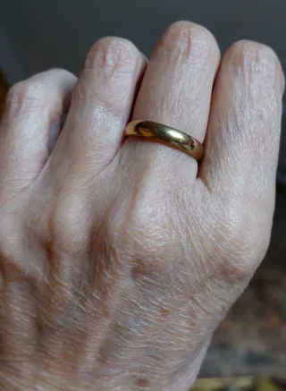 Anillo de compromiso acero inoxidable dorado.