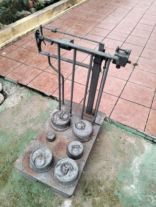 Balanza antigua de hierro forjado
