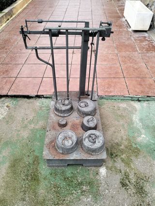 Balanza antigua de hierro forjado