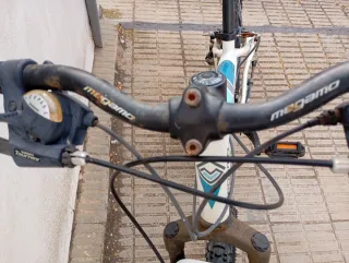 Bicicleta de montaña blanca y azul