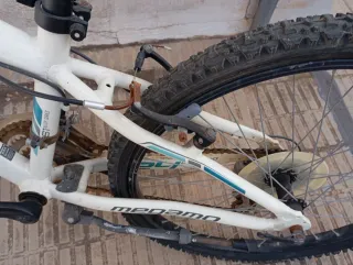 Bicicleta de montaña blanca y azul