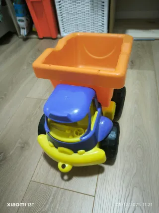 Camión de juguete naranja y azul