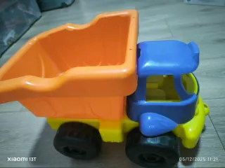 Camión de juguete naranja y azul