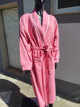 Bata rosa con cinturón