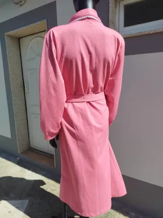 Bata rosa con cinturón