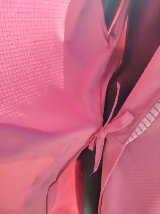 Bata rosa con cinturón
