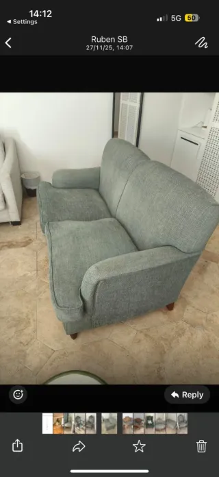 Sofá elegante con patas de madera