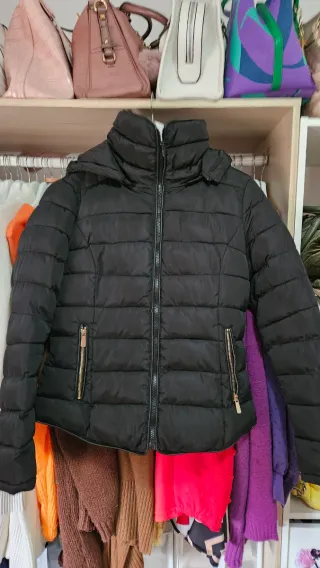 Cazadora acolchada negra con capucha