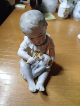 Figura niño con perro biscuit